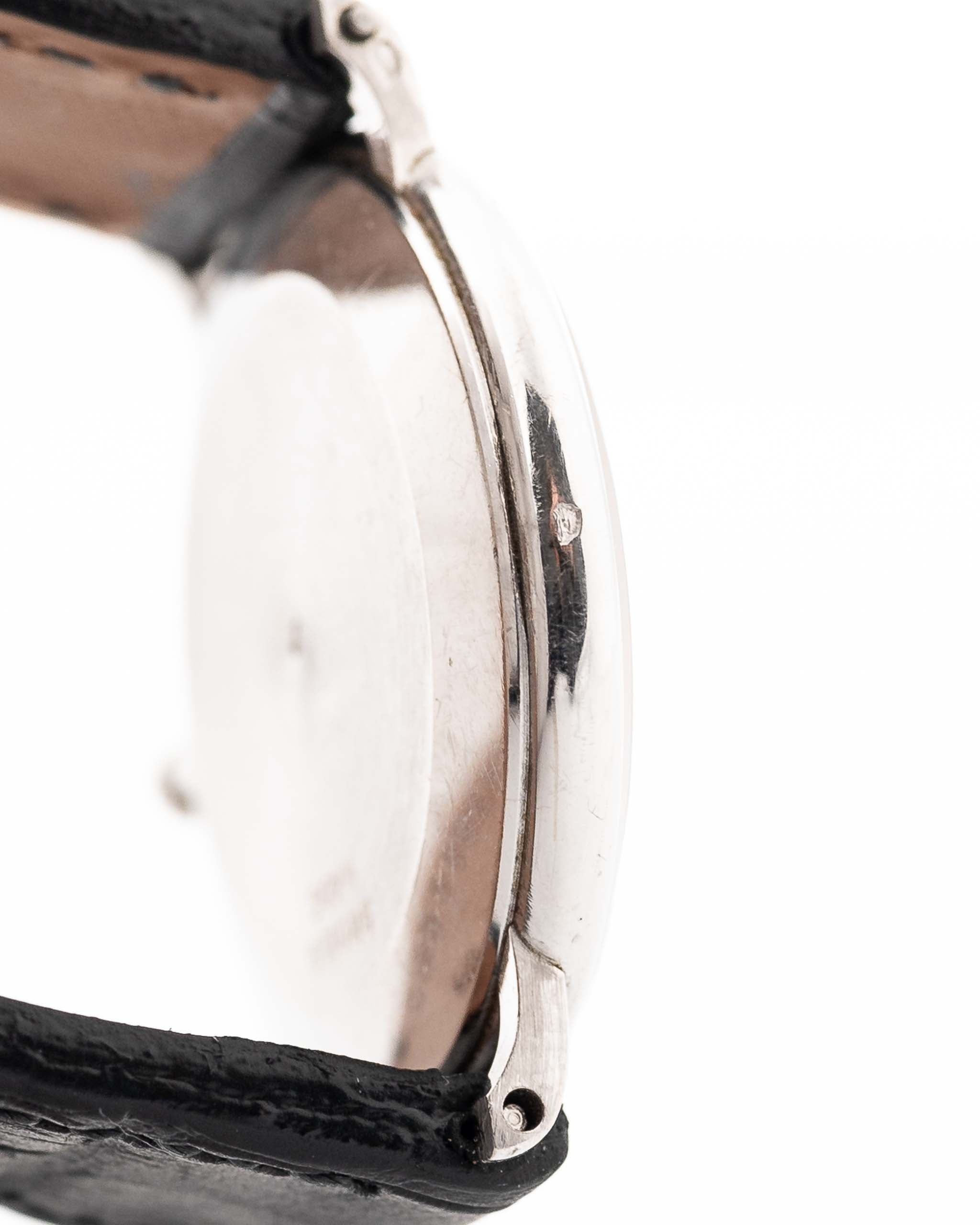 صورة مقربة لعلبة بياجيه بياجيه ألتيبلانو 9025 عتيقة من بياجيه ألتيبلانو 9025 بميناء رمادي عيار 18 قيراطاً من عيار 18 قيراطاً من التسعينيات. عيار 33 ملم من الذهب الأبيض عيار 18 قيراطاً مع حركة تعبئة يدوية، وميناء رمادي داكن، وعلامات ساعات من الألماس وحزام جلدي أسود.