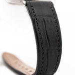 صورة مقربة لعلبة بياجيه بياجيه ألتيبلانو 9025 عتيقة من بياجيه ألتيبلانو 9025 بميناء رمادي عيار 18 قيراطاً من عيار 18 قيراطاً من التسعينيات. عيار 33 ملم من الذهب الأبيض عيار 18 قيراطاً مع حركة تعبئة يدوية، وميناء رمادي داكن، وعلامات ساعات من الألماس وحزام جلدي أسود.