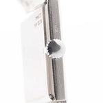 صورة مقرّبة لساعة بياجيه بروتوكول 9133 بارك عيار 18 قيراط من السبعينيات. مقاس 23 مم من الذهب الأبيض عيار 18 قيراطاً مع حركة تعبئة يدوية وميناء أصلي بطلاء لحاء وسوار مدمج.