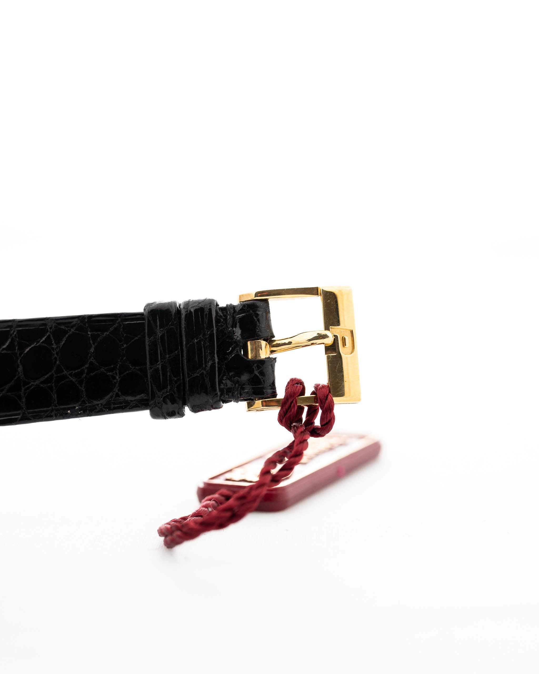 صورة مقرّبة لساعة بياجيه تونو 9691 أونيكس عيار 18 قيراط من السبعينيات. 24 ملم مع علبة من الذهب الأصفر عيار 18 قيراط، وحركة تعبئة يدوية، وميناء أونيكس أسود وسوار جلدي أسود أصلي.