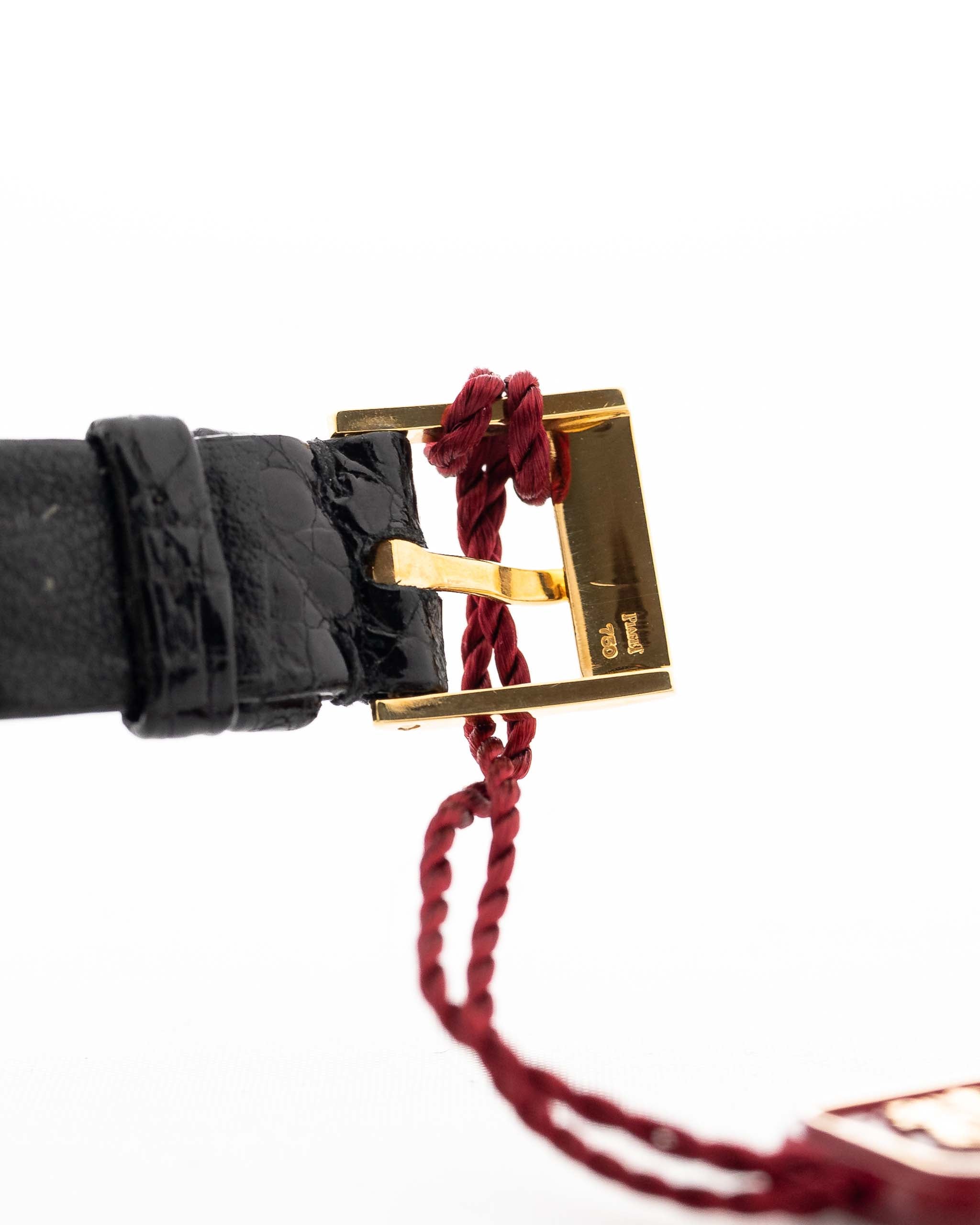 صورة مقرّبة لساعة بياجيه تونو 9691 أونيكس عيار 18 قيراط من السبعينيات. 24 ملم مع علبة من الذهب الأصفر عيار 18 قيراط، وحركة تعبئة يدوية، وميناء أونيكس أسود وسوار جلدي أسود أصلي.