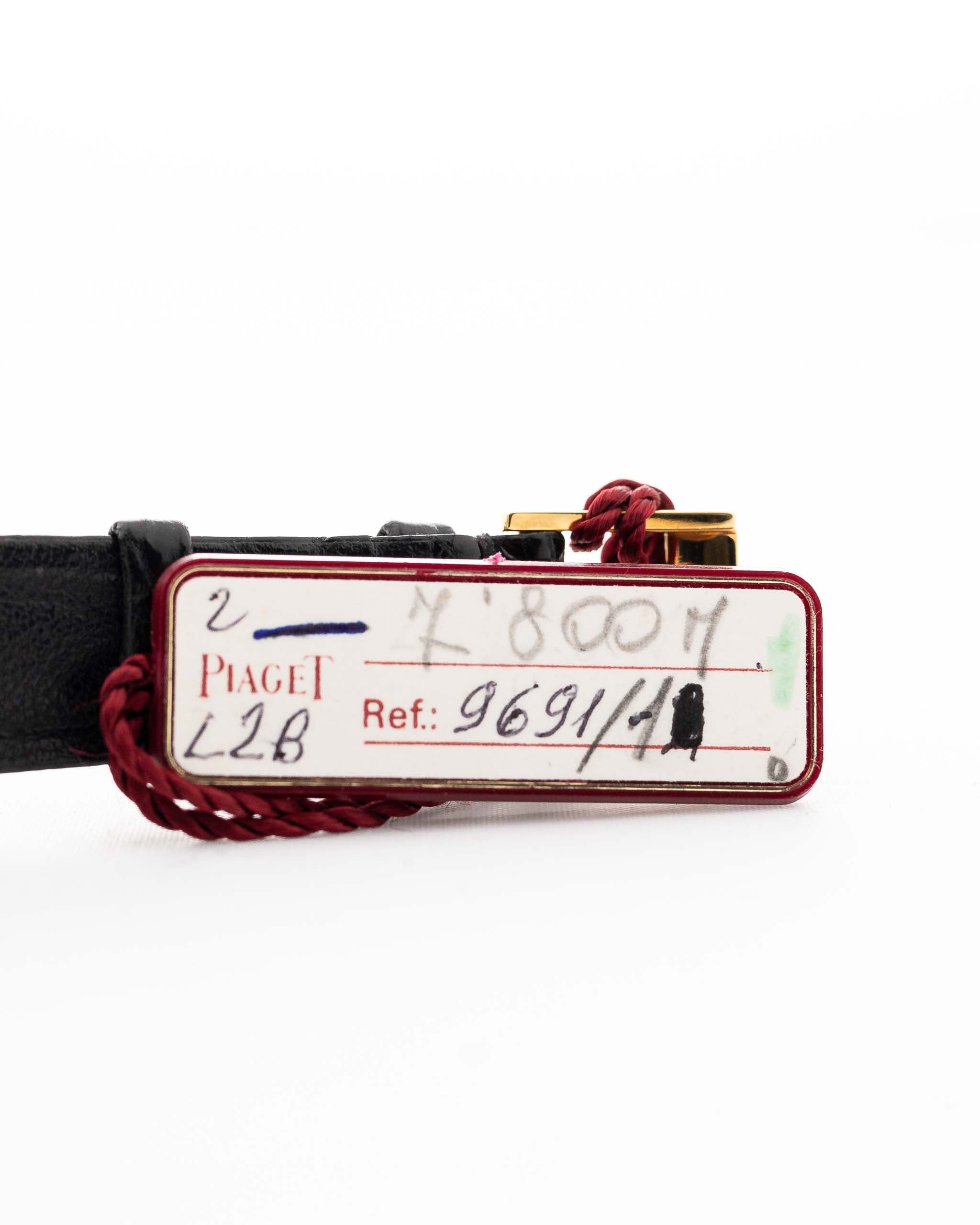 صورة مقرّبة لساعة بياجيه تونو 9691 أونيكس عيار 18 قيراط من السبعينيات. 24 ملم مع علبة من الذهب الأصفر عيار 18 قيراط، وحركة تعبئة يدوية، وميناء أونيكس أسود وسوار جلدي أسود أصلي.