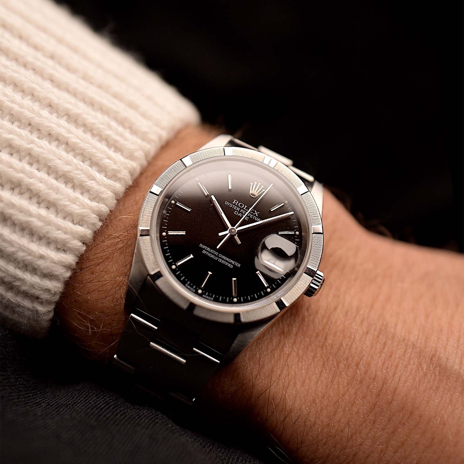 ساعة رولكس رولكس أويستر بيربيتشوال 15210 ديت بلاك من الفولاذ المقاوم للصدأ عتيق من رولكس أويستر بيربيتشوال، عيار 15210 تاريخ، من عام 2002 على معصم أسود. عيار ٣٤ مم مع عيار ٣١٣٥ أوتوماتيكي وميناء أسود لا تشوبه شائبة وسوار رولكس أويستر.