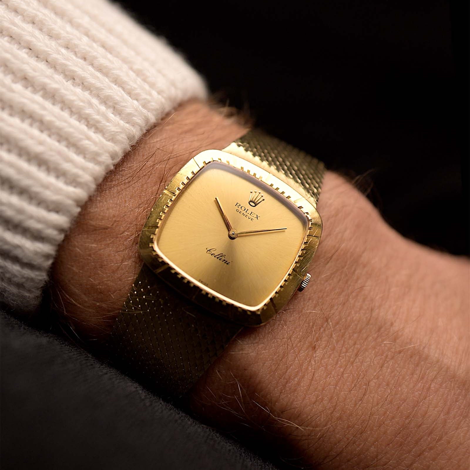 ساعة رولكس سيليني 4084 ساعة رولكس سيليني عيار 18 قيراط عتيق مربعة من عيار 18 قيراط من عام 1978 على معصم. علبة 30 مم بعلبة من الذهب الأصفر عيار 18 قيراط، وحركة تعبئة يدوية، وميناء ذهبي وسوار أصلي من الذهب الأصفر عيار 18 قيراط.