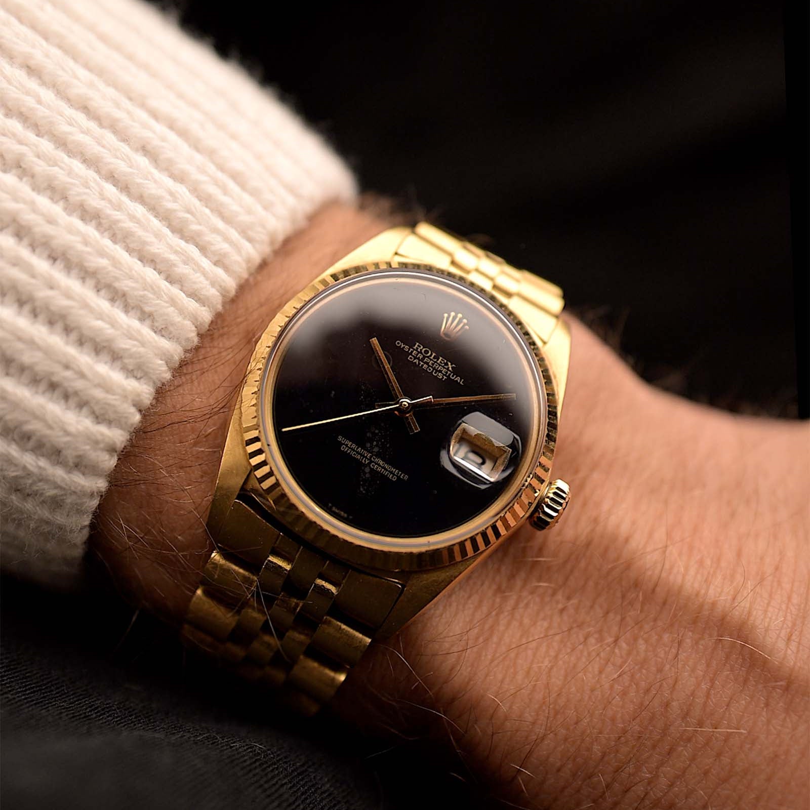 رولكس ديت جست 1601 أونيكس من عام 1969 على معصم رولكس ديت جست 1601 ساعة ديت جست عتيقة مقاس 36 مم من الذهب الأصفر عيار 18 قيراطاً مع عيار 1570 أوتوماتيكي وميناء أونيكس أصلي نادر وسوار ذهبي من الذهب.