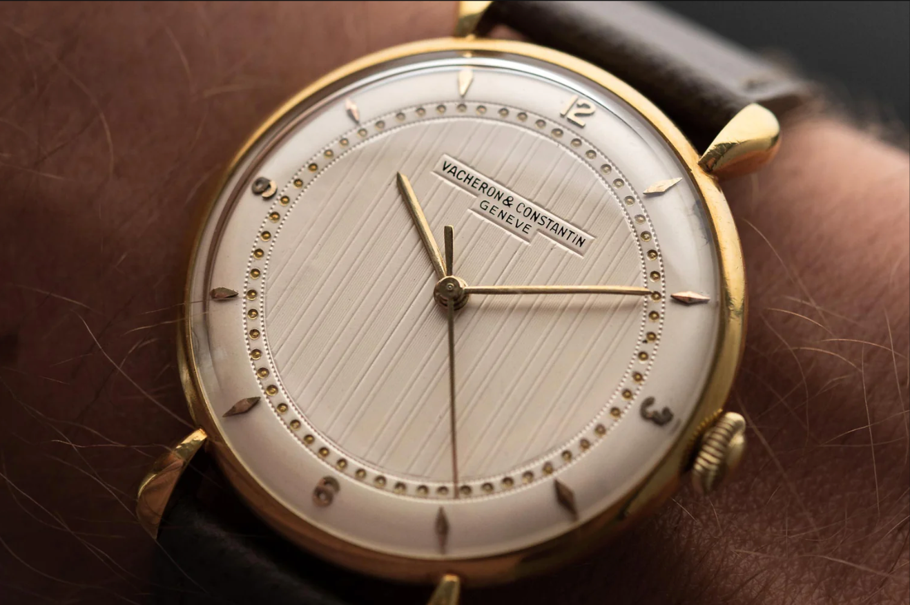 ساعة ڤاشرون كونستانتين ذهبية اللون مع حزام جلدي.