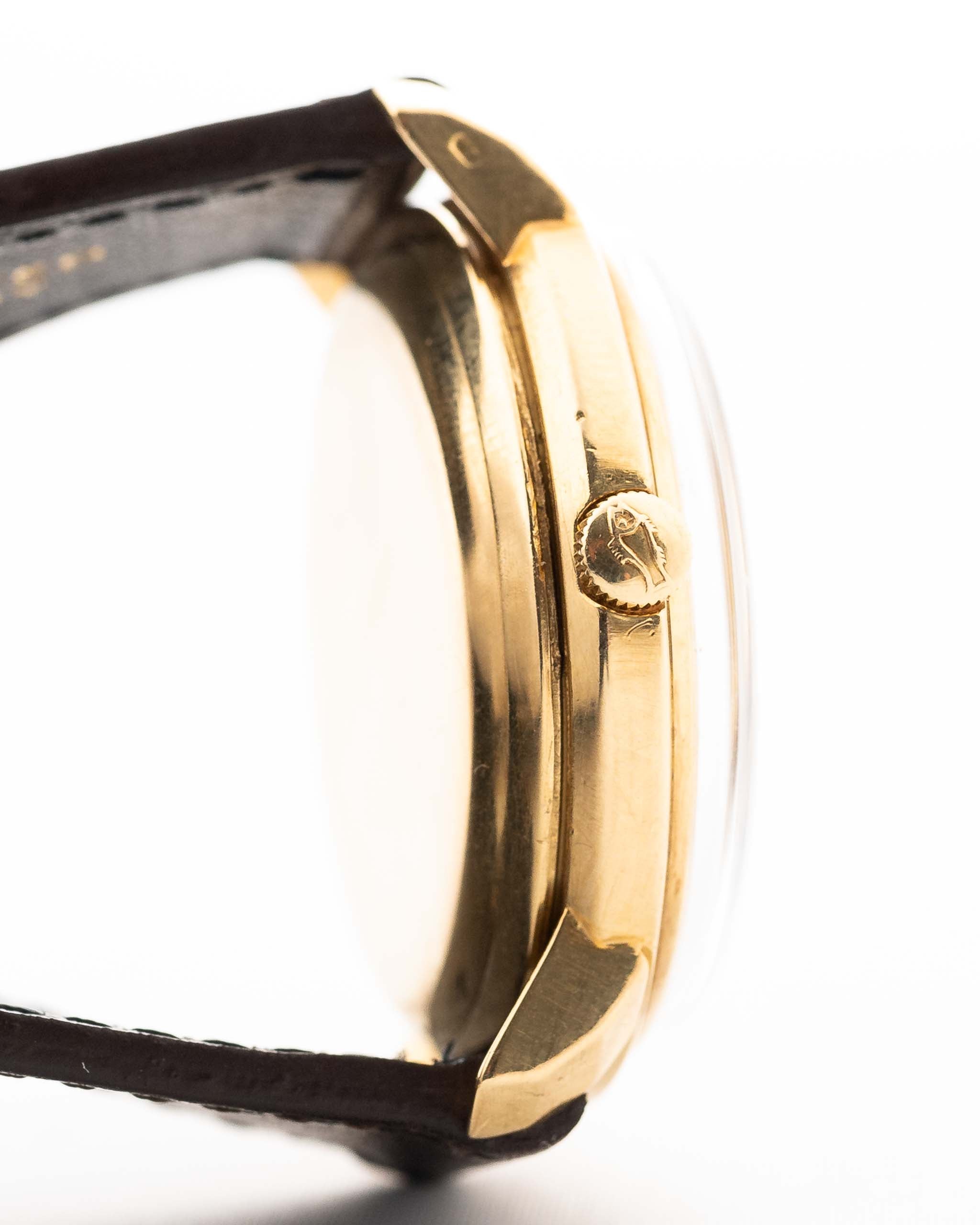 Closeup of a Vintage IWC de Luxe automatic 18k 1959 Case. 35mm with 18k Yellow Gold Case, Automatic Caliber 8531, flawless Pie Pan Dial and Leather Strap.