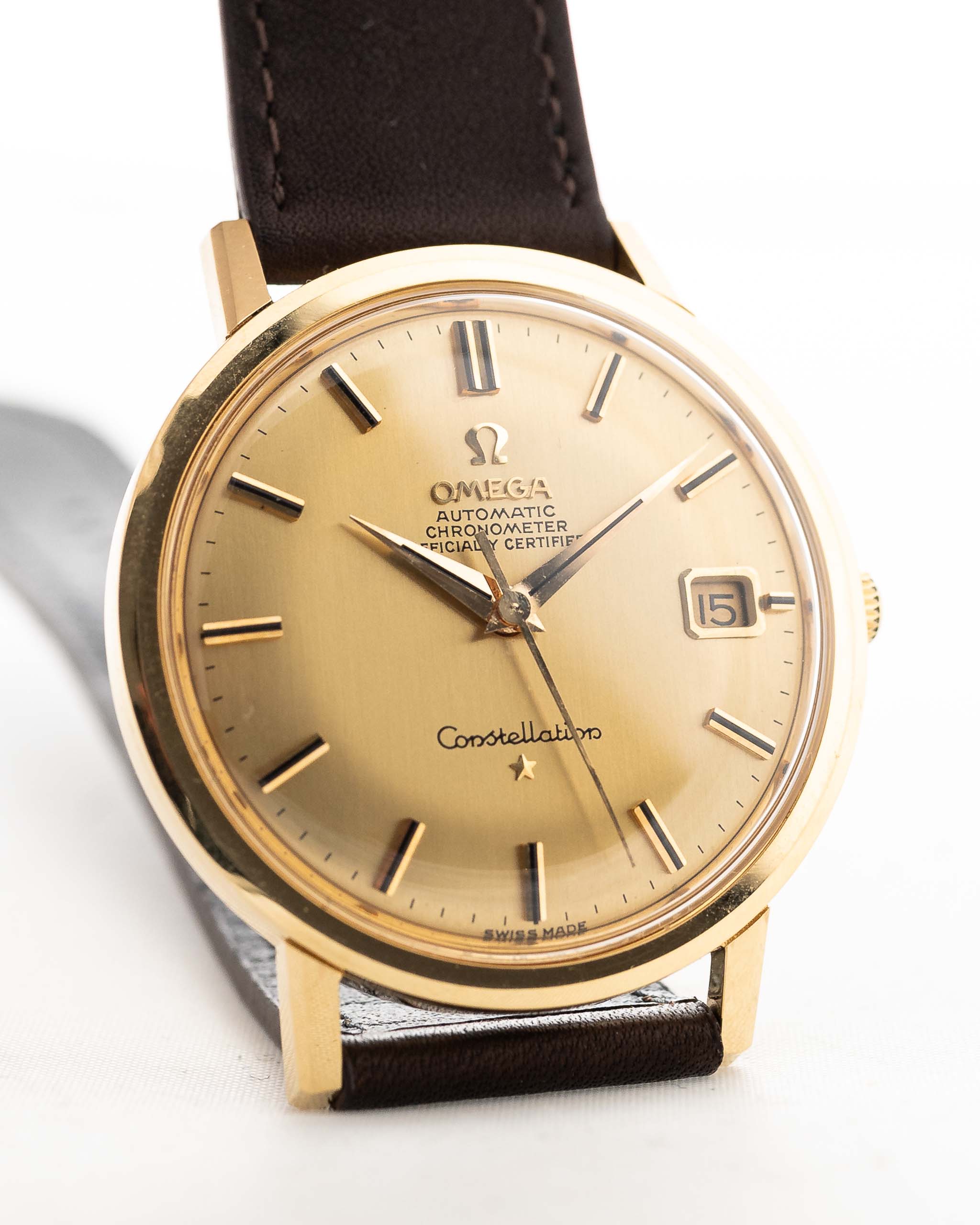 Omega Constellation 168004 Date Onyx 1966 gold dial closeup