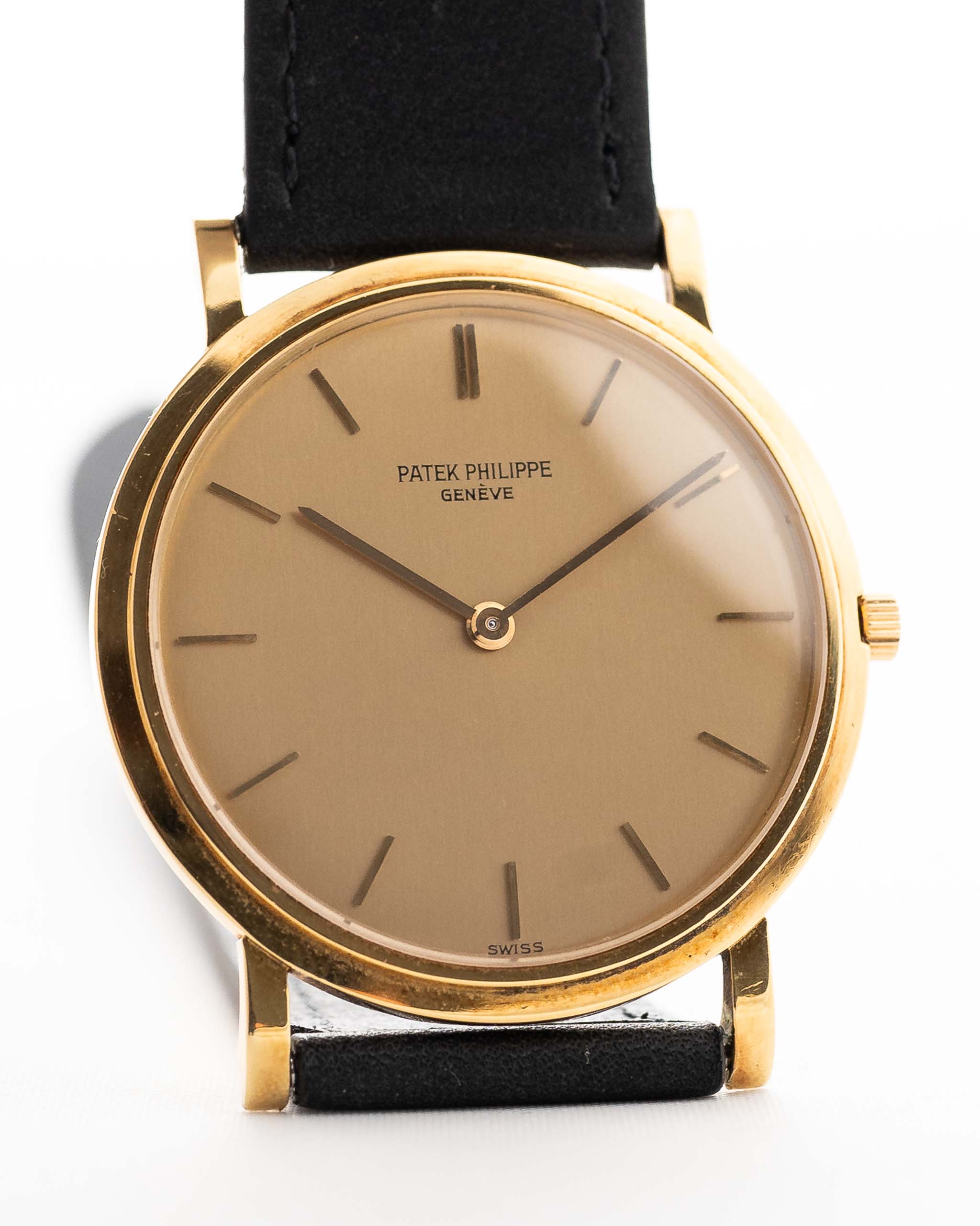 Vintage Patek Philippe 3520 Calatrava Ref. 3520 from the 1960s. 32mm in 18k Yellow Gold with Manual Wind Movement, Original Golden Brushed Dial and Leather Strap.