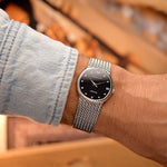 Vintage Audemars Piguet Uhr 18k Automatic Black Diamond aus den 1970er Jahren an einem Handgelenk.