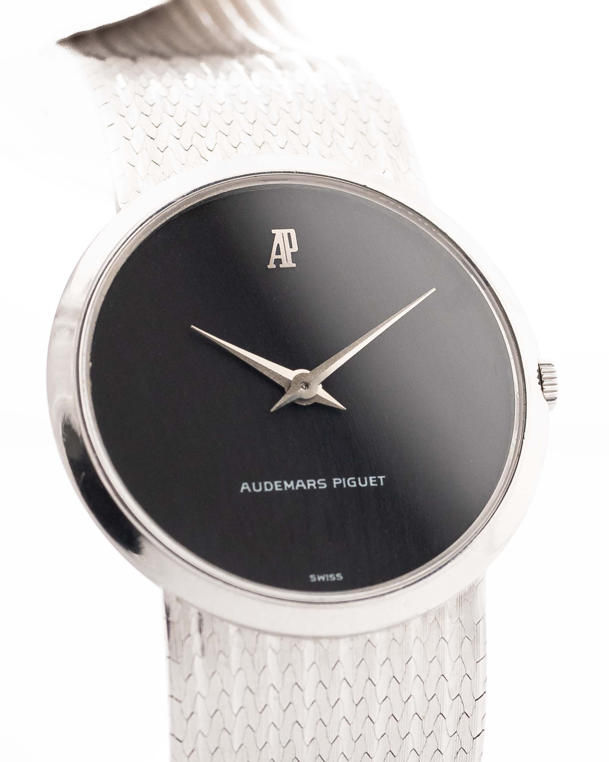 Nahaufnahme einer Audemars Piguet 18k Black aus den 1970er Jahren. 31,5 mm Gehäuse aus 18k Weißgold mit Handaufzug Kal. 2003, tiefschwarzes Zifferblatt und Armband aus 18k Weißgold.