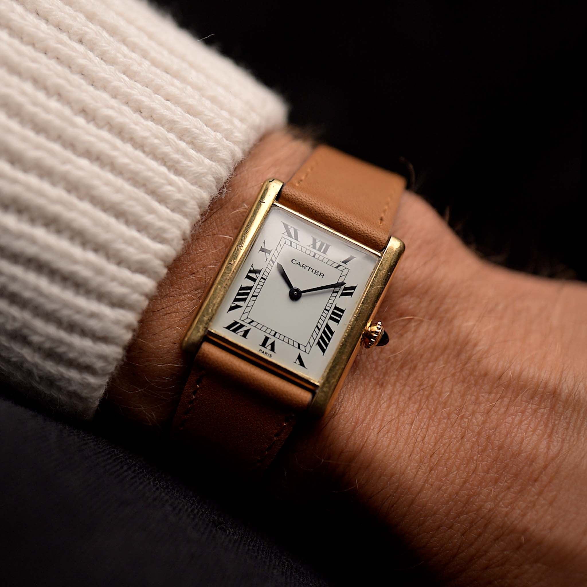 Cartier Tank Louis 96019 Paris Ref 96019 aus den 1970er Jahren. 18k Gelbgold mit Handaufzugswerk, originalem weißen Zifferblatt und originalem Lederarmband.