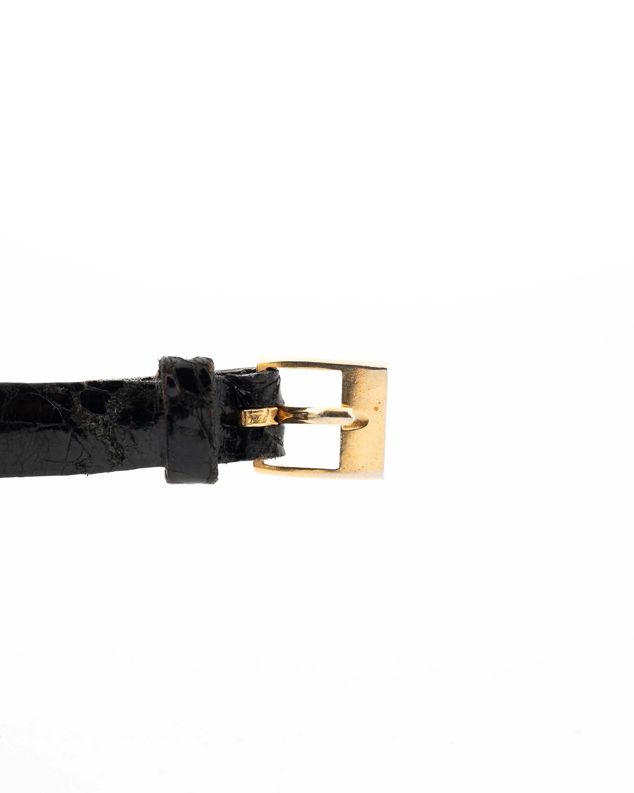 Nahaufnahme einer Vintage Cartier Tonneau 18k Guilloché Paris aus den 1980er Jahren. 39 mm mit Gehäuse aus 18k Gelbgold, Uhrwerk mit Handaufzug, Original Guilloché Paris Zifferblatt und schwarzem Lederarmband.