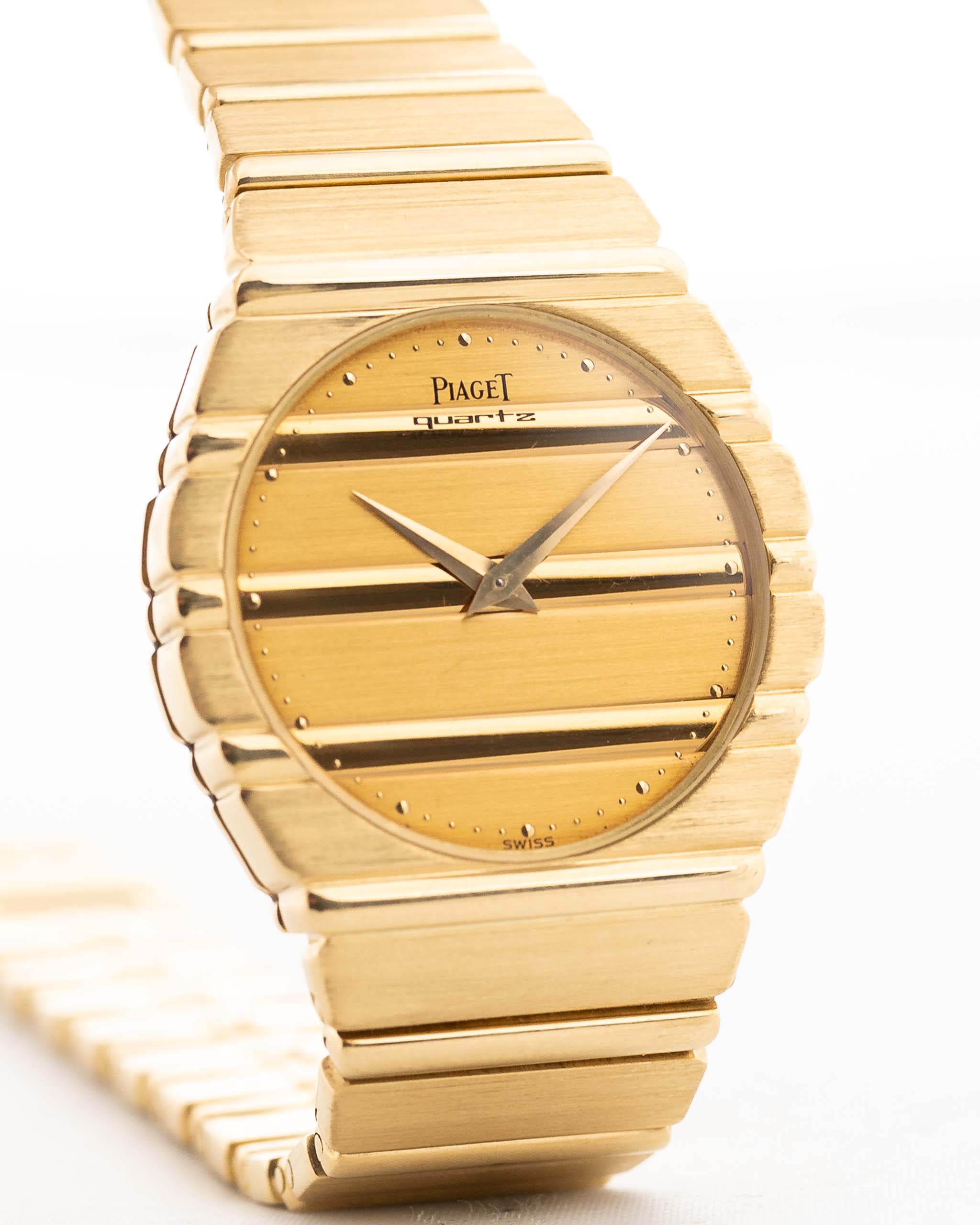 Nahaufnahme einer Piaget 791 Polo aus den 1980er Jahren. Mit 30mm Gehäuse, 18k Gelbgold, goldenem Zifferblatt, integriertem 18k Goldarmband und Quarzwerk.