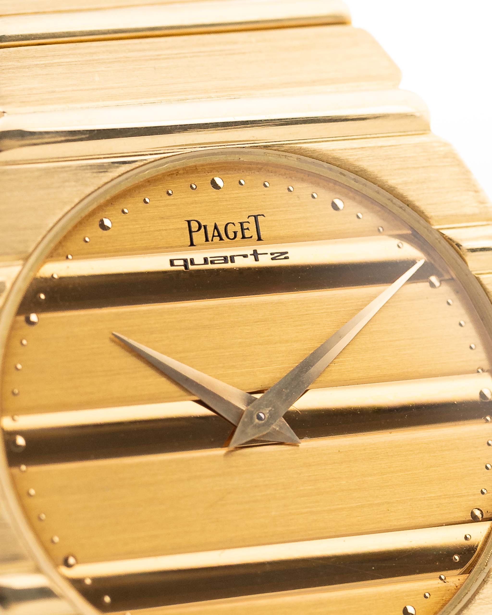 Nahaufnahme einer Vintage Piaget 791 Polo aus den 1980er Jahren. Mit 30mm Gehäuse, 18k Gelbgold, goldenem Zifferblatt, integriertem 18k Goldarmband und Quarzwerk.