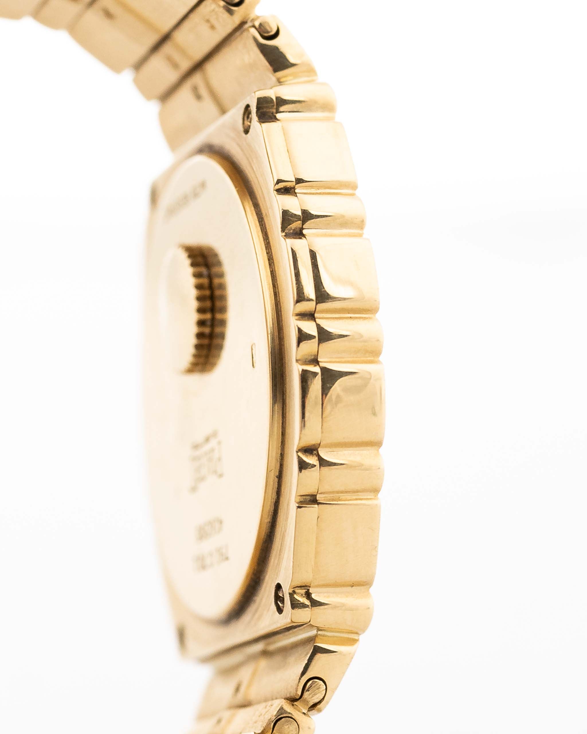 Nahaufnahme einer Vintage Piaget 791 Polo aus den 1980er Jahren. Mit 30mm Gehäuse, 18k Gelbgold, goldenem Zifferblatt, integriertem 18k Goldarmband und Quarzwerk.