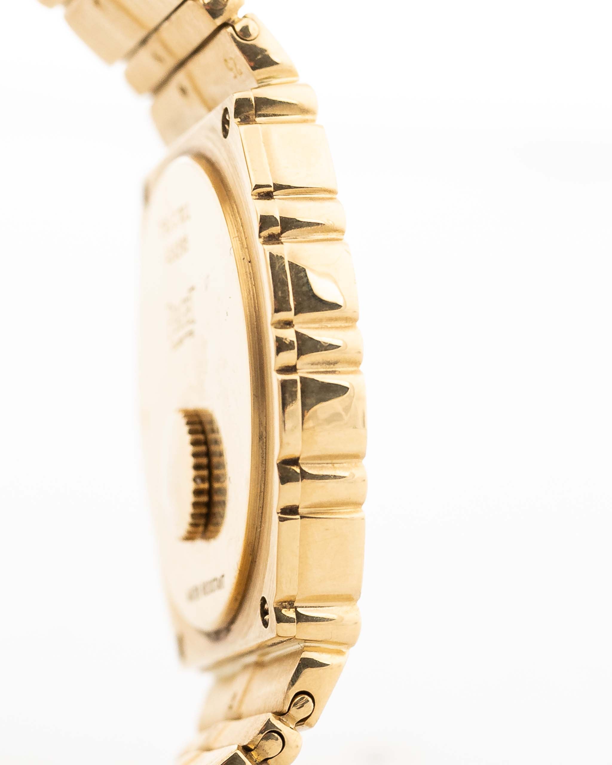 Nahaufnahme einer Vintage Piaget 791 Polo aus den 1980er Jahren. Mit 30mm Gehäuse, 18k Gelbgold, goldenem Zifferblatt, integriertem 18k Goldarmband und Quarzwerk.