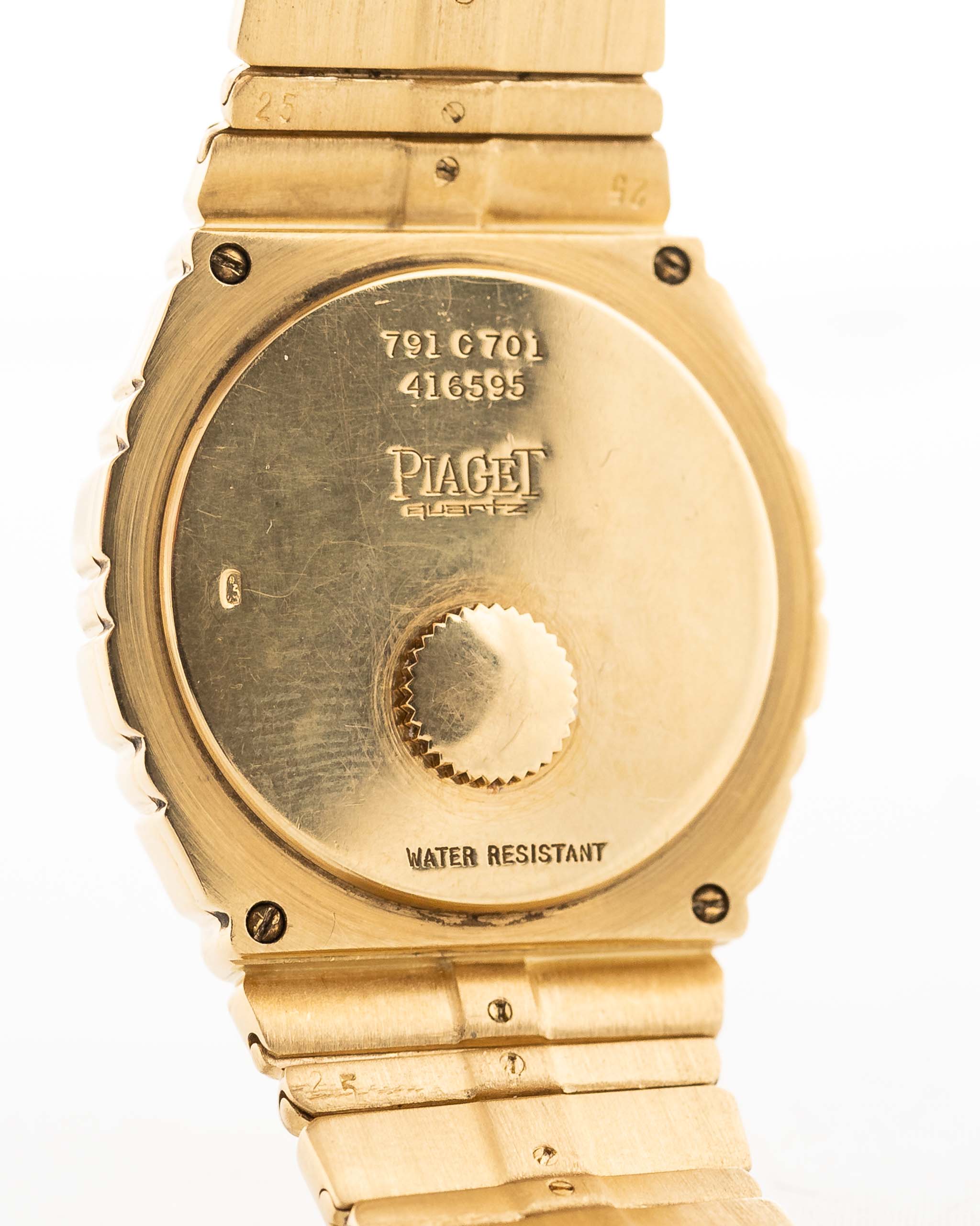 Nahaufnahme einer Vintage Piaget 791 Polo aus den 1980er Jahren. Mit 30mm Gehäuse, 18k Gelbgold, goldenem Zifferblatt, integriertem 18k Goldarmband und Quarzwerk.