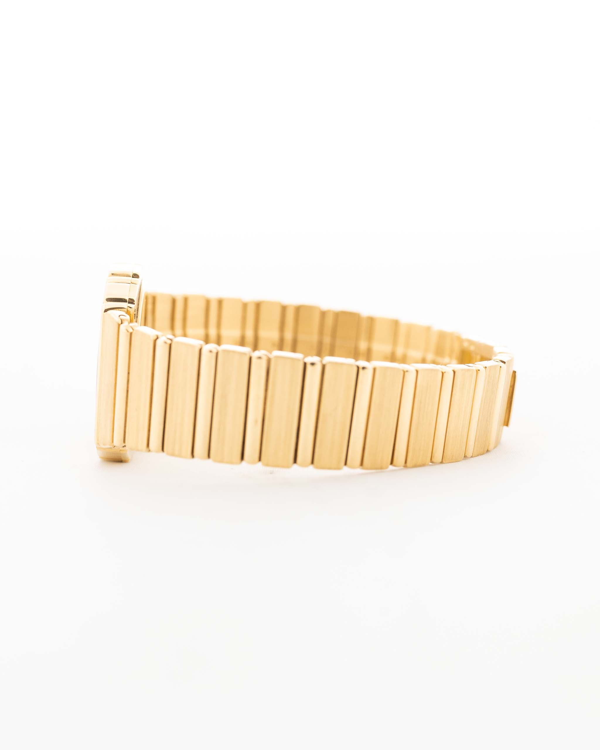 Nahaufnahme einer Vintage Piaget 791 Polo aus den 1980er Jahren. Mit 30mm Gehäuse, 18k Gelbgold, goldenem Zifferblatt, integriertem 18k Goldarmband und Quarzwerk.