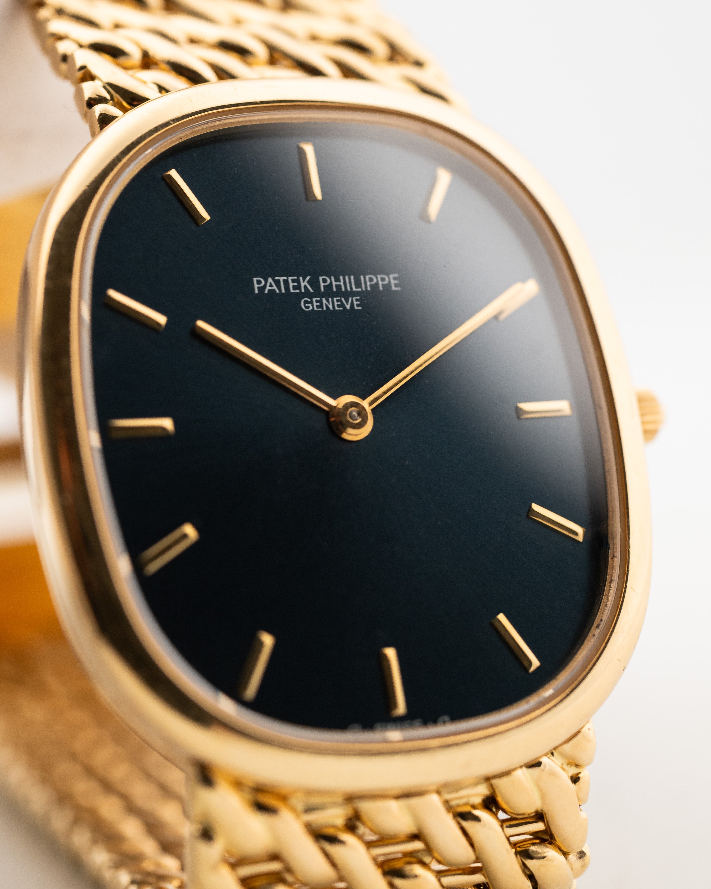 Nahaufnahme einer Patek Philippe Ellipse 3738 Jumbo von 1998 am Handgelenk. Mit Automatikwerk, 31mm Gehäuse, 27 Steinen, original blauem Sonnenschliff-Zifferblatt, Gelbgoldarmband.