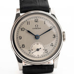 Omega Sub Second Syringe Silber 1939. 28,5 mm mit Edelstahlgehäuse, Handaufzugswerk, originalem silbernen Zifferblatt und Lederarmband.