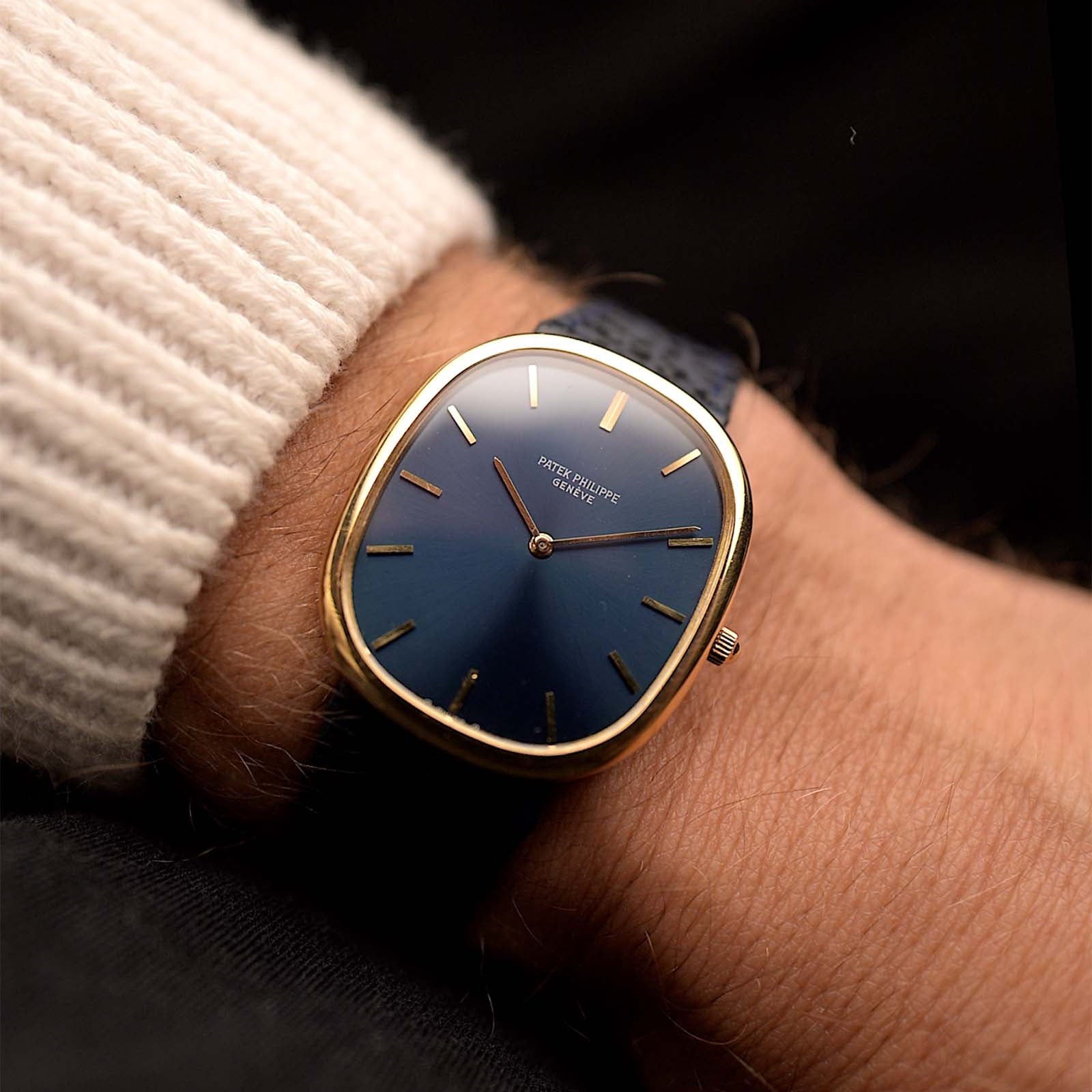 Vintage Patek Philippe 3738 Jumbo Ellipse Uhr aus den 1980er Jahren an einem Handgelenk. 31 mm mit Gehäuse aus 18 Karat Gelbgold, Automatikkaliber 240, makellosem MK1 Blue Sunburst Zifferblatt und blauem Original-Lederarmband.