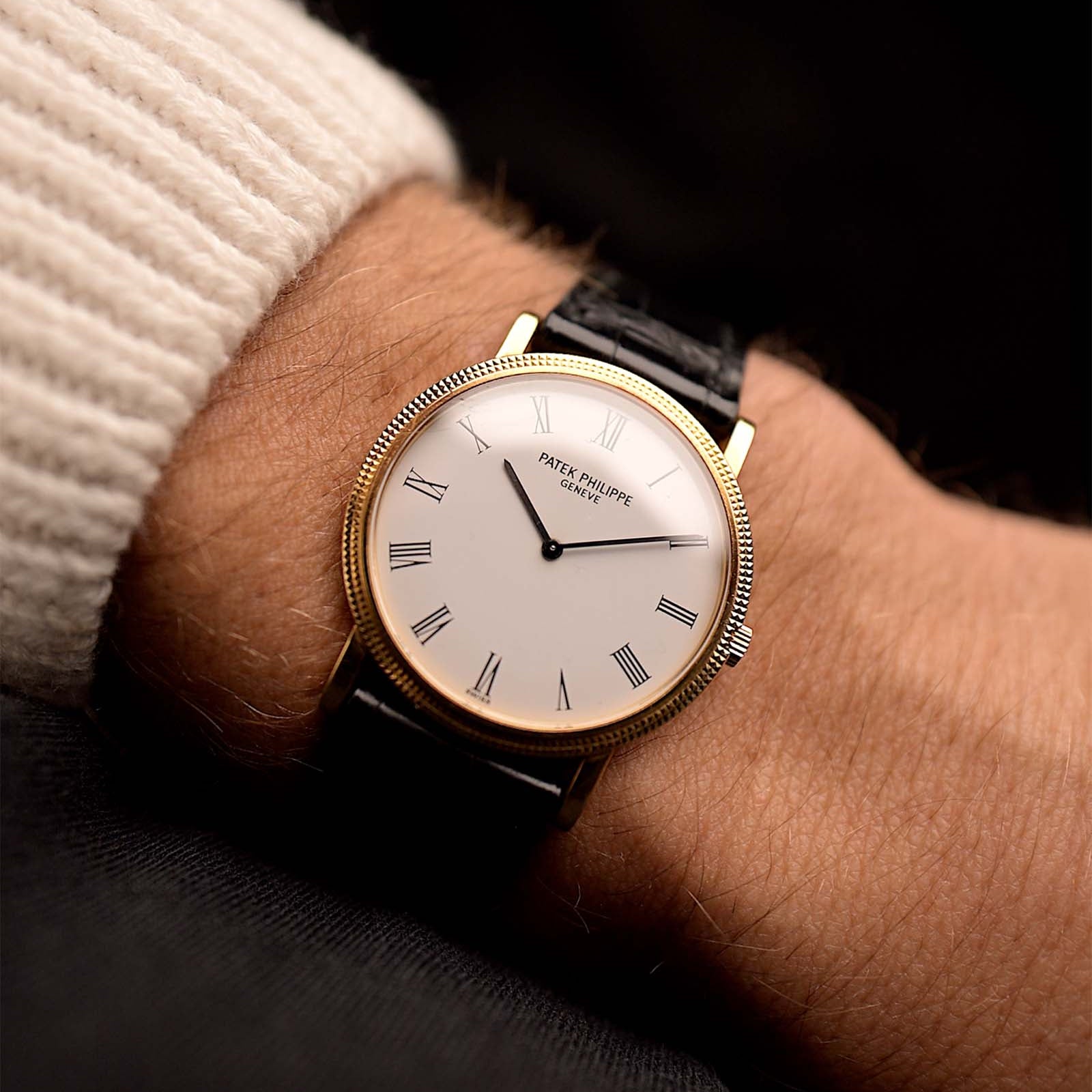 Vintage Patek Philippe Calatrava 3520 Roman Uhr aus den 1990er Jahren an einem Handgelenk. 37 mm mit Gelbgoldgehäuse, Automatikwerk, Zifferblatt mit römischen Ziffern und Lederarmband.