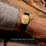 Goldene Vintage Patek Philippe Ellipse 3546 Uhr an einem Handgelenk.