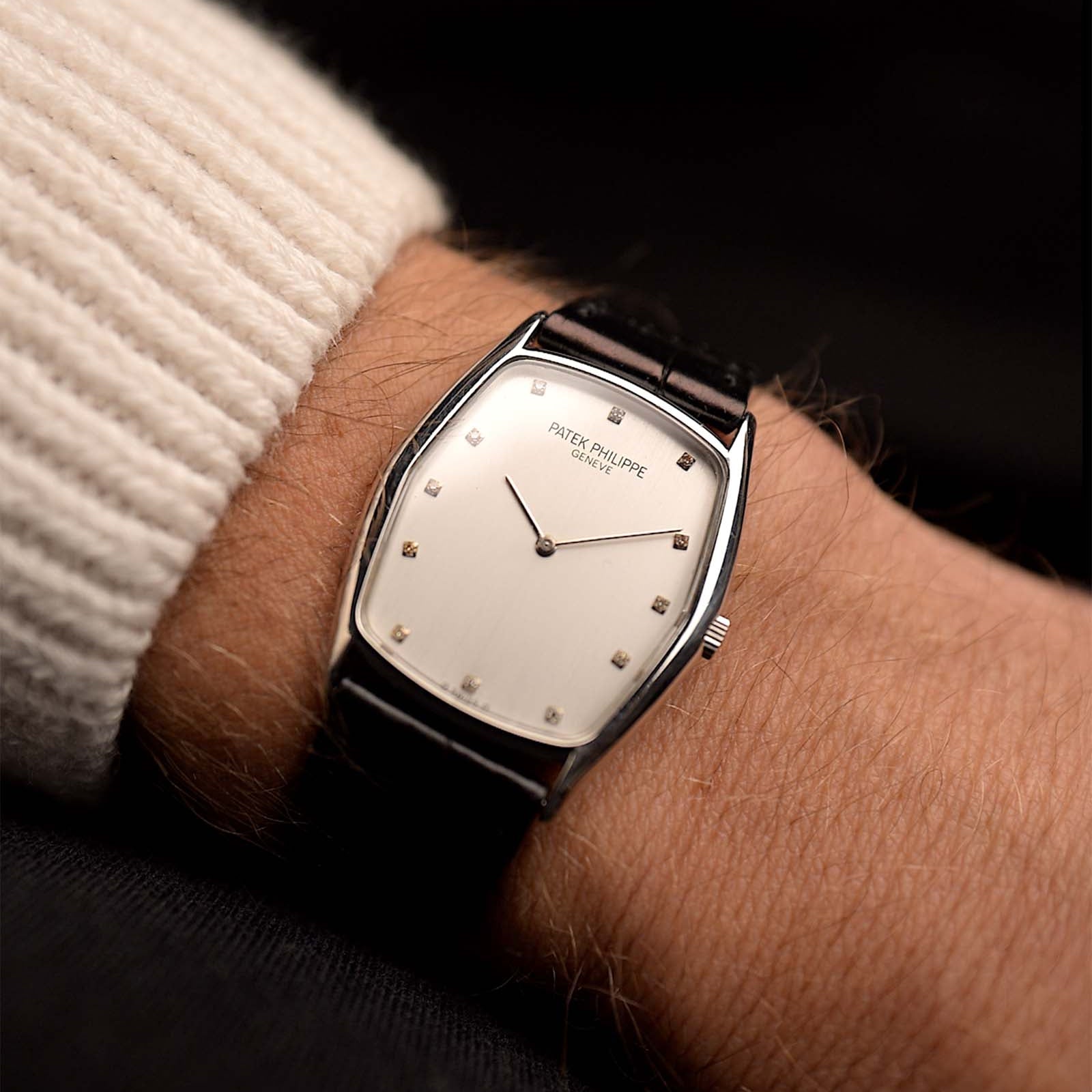 Vintage Patek Philippe Uhr Gondolo 3842P Platinum aus den 1980er Jahren an einem Handgelenk. 28mm x 37mm mit Gehäuse aus 950 Platin, Kaliber 177, makellosem Silberzifferblatt mit Diamantindexen und schwarzem Original-Lederarmband.