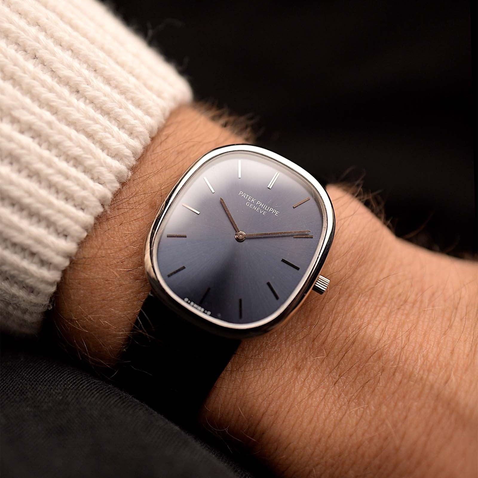 Vintage Patek Phillippe Uhr 3738 Ellipse Jumbo aus den 1980er Jahren an einem Handgelenk. 31 mm mit Gehäuse aus 18 Karat Weißgold, Automatikkaliber 240, makellosem MK1 Blue Sunburst Zifferblatt und Original-Lederarmband.