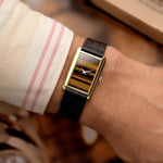Vintage Piaget Tank Watch 9228 Tiger Eye aus den 1970er Jahren an einem Handgelenk.