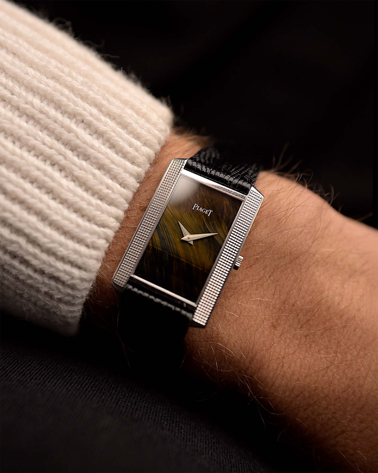 Vintage Piaget 9214 Rectangular Hawk Eye Watch 18k aus den 1970er Jahren an einem Handgelenk. 23 mm mit Hobnail-Gehäuse aus 18k Weißgold, Handaufzugskaliber 9P, makellosem Hawk Eye-Steinzifferblatt und Lederarmband.