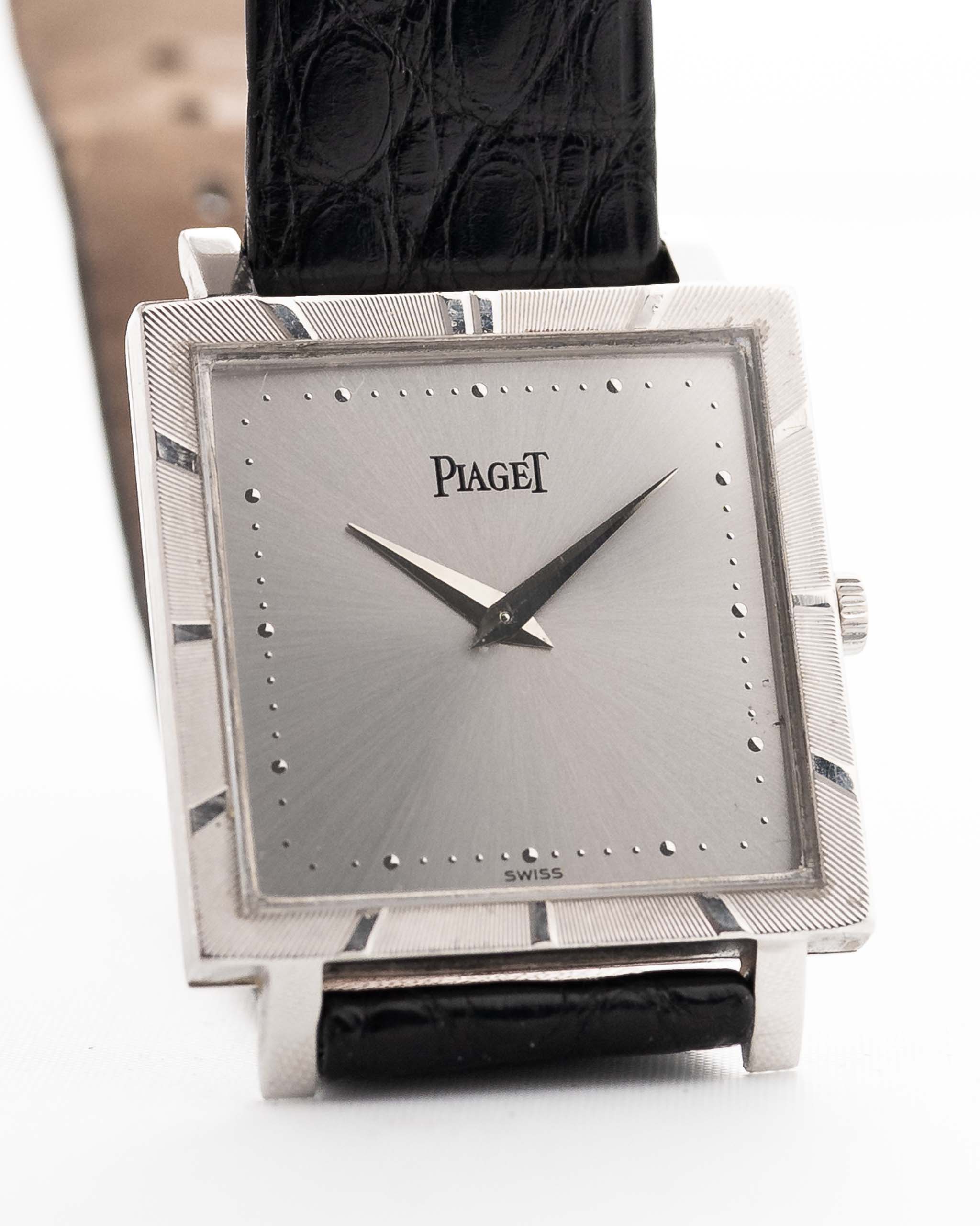 Nahaufnahme einer Piaget Protocole 927 18k Weißgold aus den 1970er Jahren. 25 mm aus 18 Karat Weißgold mit Handaufzugswerk, silbernem Zifferblatt mit Sonnenschliff und schwarzem Original-Lederarmband.