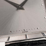 Nahaufnahme einer Piaget Protocole 927 18k Weißgold aus den 1970er Jahren. 25 mm aus 18 Karat Weißgold mit Handaufzugswerk, silbernem Zifferblatt mit Sonnenschliff und schwarzem Original-Lederarmband.