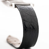 Nahaufnahme einer Piaget Protocole 927 18k Weißgold aus den 1970er Jahren. 25 mm aus 18 Karat Weißgold mit Handaufzugswerk, silbernem Zifferblatt mit Sonnenschliff und schwarzem Original-Lederarmband.