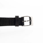 Nahaufnahme einer Vintage Piaget Altiplano 9025 Lederarmband mit Diamanten 18k Grau aus den 1990er Jahren. 33 mm aus 18 Karat Weißgold mit Handaufzugswerk, dunkelgrauem Zifferblatt mit Sonnenschliff, Diamantindexen und schwarzem Lederarmband.