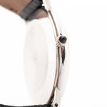 Nahaufnahme einer Vintage Piaget Altiplano 9025 Gehäuse mit Diamanten 18k Grau aus den 1990er Jahren. 33 mm aus 18 Karat Weißgold mit Handaufzugswerk, dunkelgrauem Zifferblatt mit Sonnenschliff, Diamantindexen und schwarzem Lederarmband.