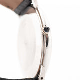 Nahaufnahme einer Vintage Piaget Altiplano 9025 Gehäuse mit Diamanten 18k Grau aus den 1990er Jahren. 33 mm aus 18 Karat Weißgold mit Handaufzugswerk, dunkelgrauem Zifferblatt mit Sonnenschliff, Diamantindexen und schwarzem Lederarmband.