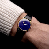 Foto einer Vintage Piaget 9005 Lapislazuli aus den 1970er Jahren an einem Handgelenk. Aus 18k Gelbgold, 25 mm, Uhrwerk mit Handaufzug, Original Lapislazuli-Zifferblatt und Original Lederarmband.
