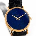 Nahaufnahme einer Vintage Piaget 9005 Lapislazuli aus den 1970er Jahren an einem Handgelenk. Aus 18k Gelbgold, 25 mm, Uhrwerk mit Handaufzug, Original Lapislazuli-Zifferblatt und Original Lederarmband.