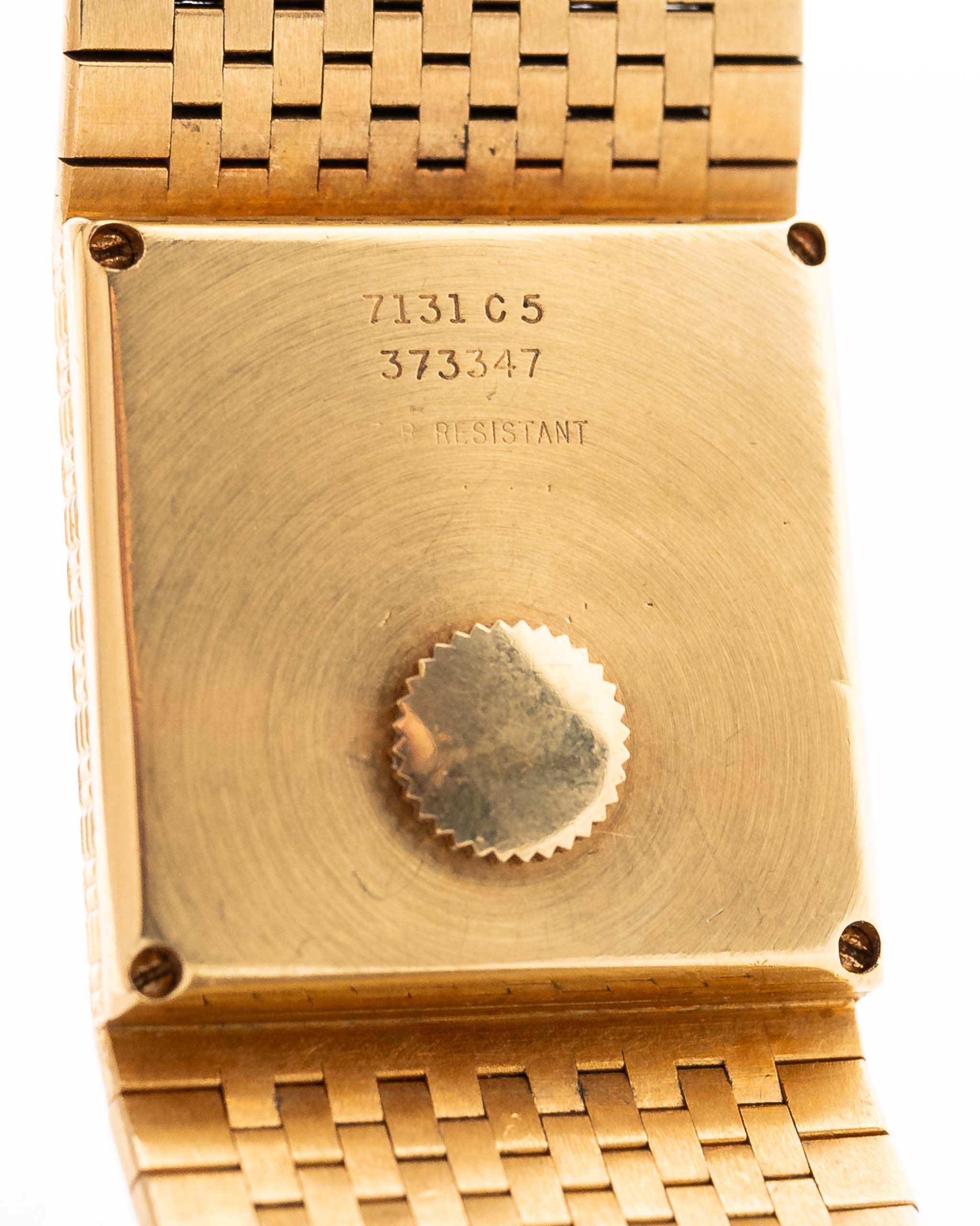 Nahaufnahme des Gehäuses der Vintage Piaget Polo 7131 C5. 23 mm aus 18k Gelbgold mit guillochiertem Zifferblatt, integriertem 18k Goldarmband und Quarzwerk.