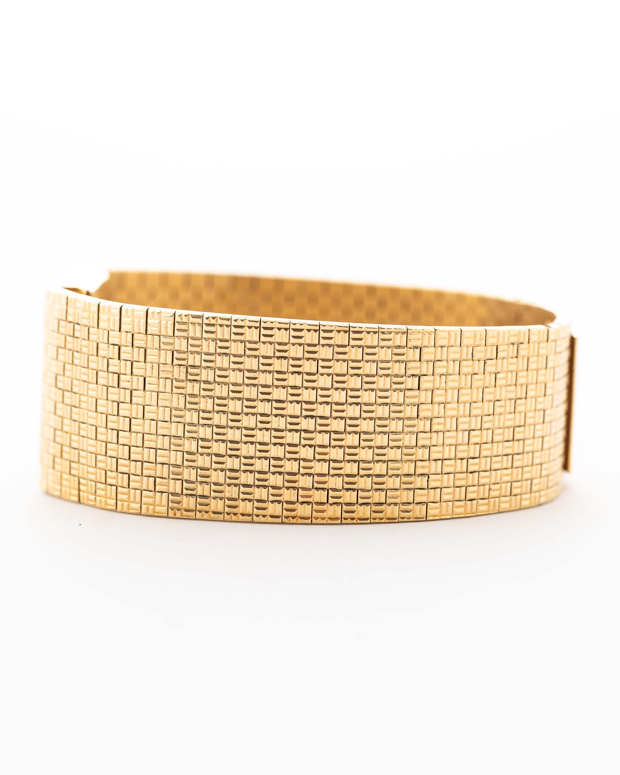 Nahaufnahme des Armbands der Vintage Piaget Polo 7131 C5. 23 mm aus 18 Karat Gelbgold mit guillochiertem Zifferblatt, integriertem 18 Karat Goldarmband und Quarzwerk.