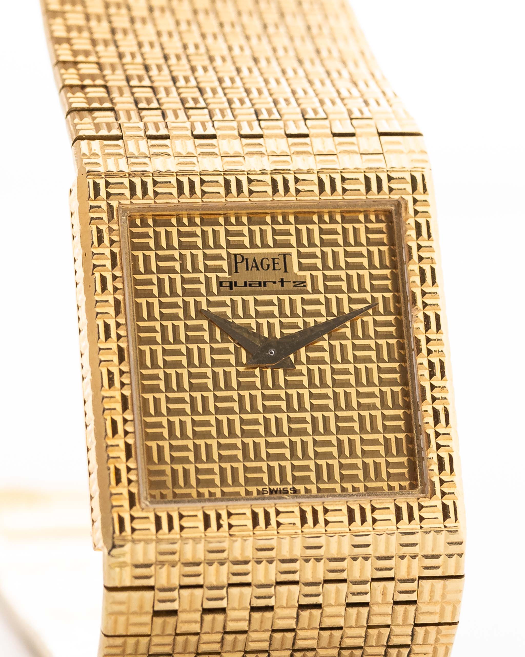 Nahaufnahme der Vintage Piaget Polo 7131 C5 aus den 1980er Jahren am Handgelenk. 23 mm aus 18k Gelbgold mit guillochiertem Zifferblatt, integriertem 18k Goldarmband und Quarzwerk.