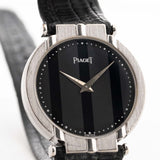 Eine Nahaufnahme einer Vintage Piaget Polo 7273 aus den 1980er Jahren an einem Handgelenk. Weißgoldgehäuse, 27,5 mm, Piaget 7P Quarzwerk, Original Onyx-Zifferblatt und Lederarmband.