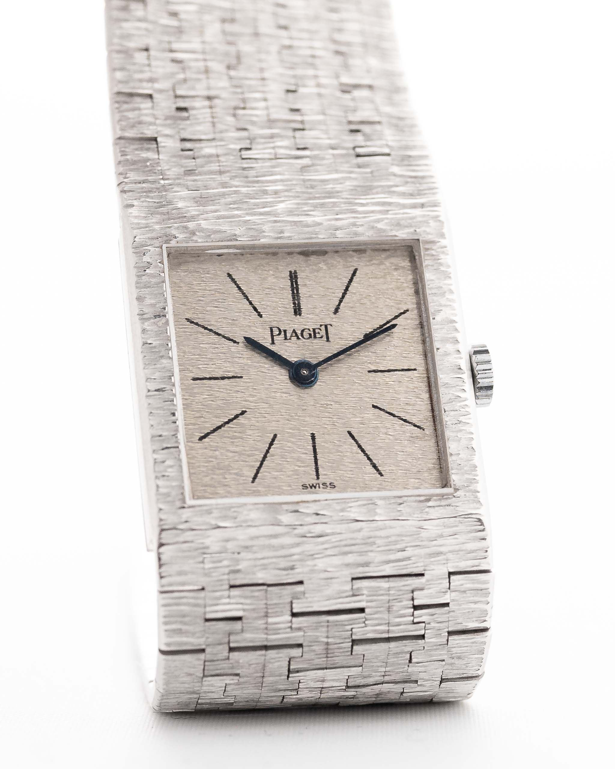 Nahaufnahme einer Vintage Piaget Protocole 9133 Bark 18k aus den 1970er Jahren. 23 mm aus 18 Karat Weißgold mit manuellem Aufzug, Original-Zifferblatt in Borkenoptik und integriertem Armband.