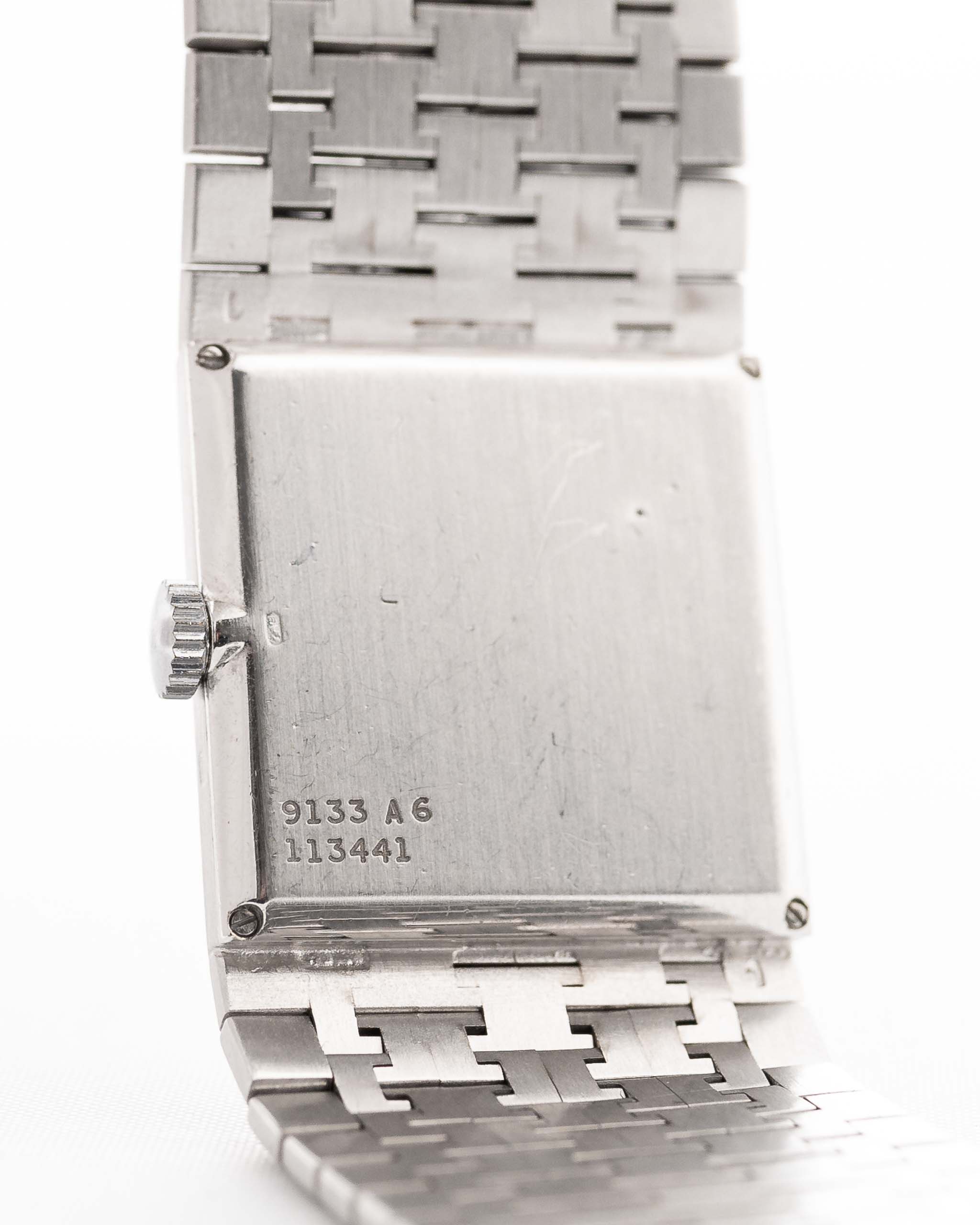 Nahaufnahme einer Piaget Protocole 9133 Bark 18k aus den 1970er Jahren. 23 mm aus 18 Karat Weißgold mit manuellem Aufzug, Original-Zifferblatt in Borkenoptik und integriertem Armband.
