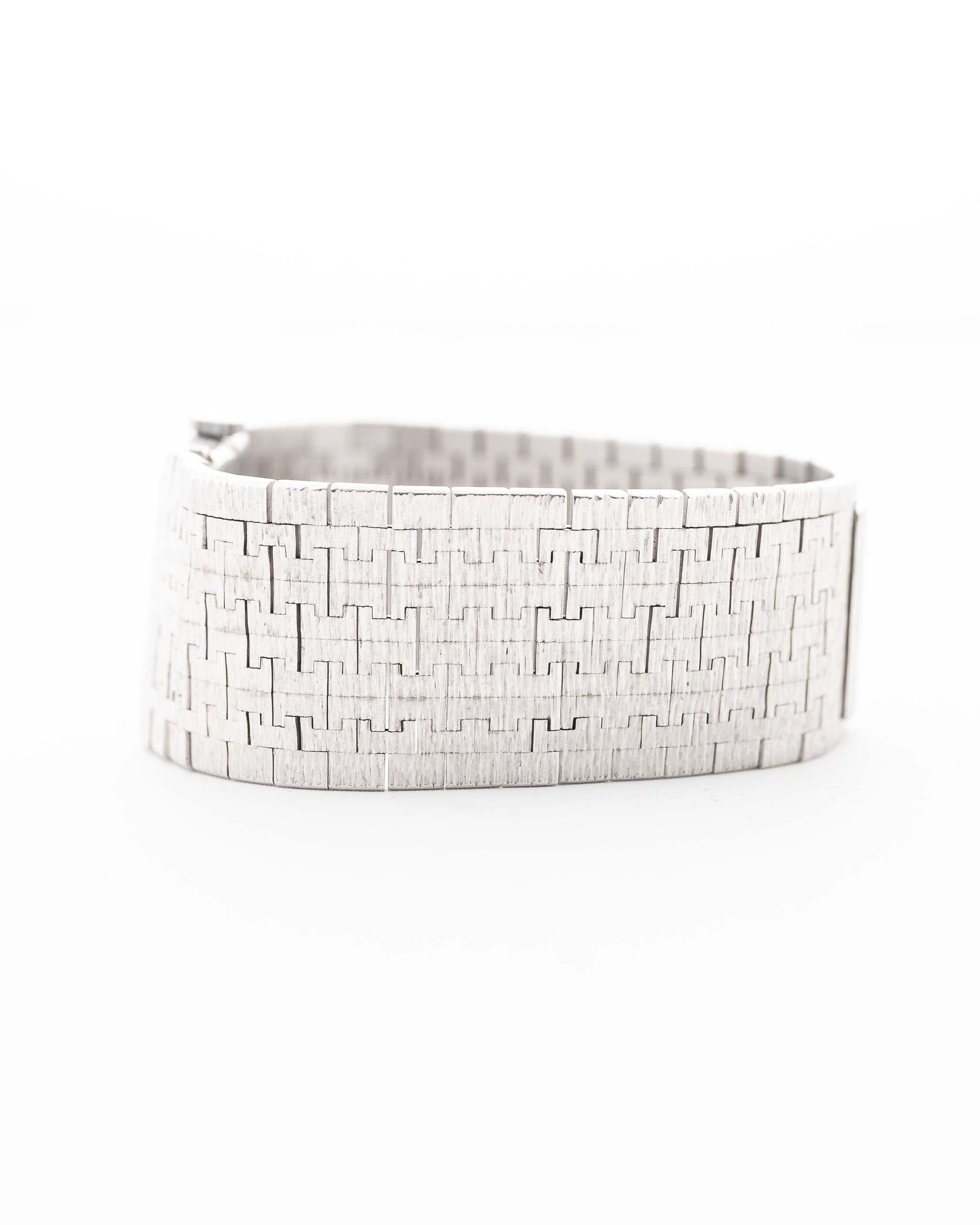 Nahaufnahme einer Piaget Protocole 9133 Bark 18k aus den 1970er Jahren. 23 mm aus 18 Karat Weißgold mit manuellem Aufzug, Original-Zifferblatt in Borkenoptik und integriertem Armband.
