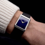 Foto einer Piaget Protocole 9151 Lapizlazuli 18k Hobnail aus den 1970er Jahren an einem Handgelenk. 
23mm Gehäuse aus 18k Weißgold mit Handaufzugswerk und Original Lapislazuli-Zifferblatt mit Lederarmband.