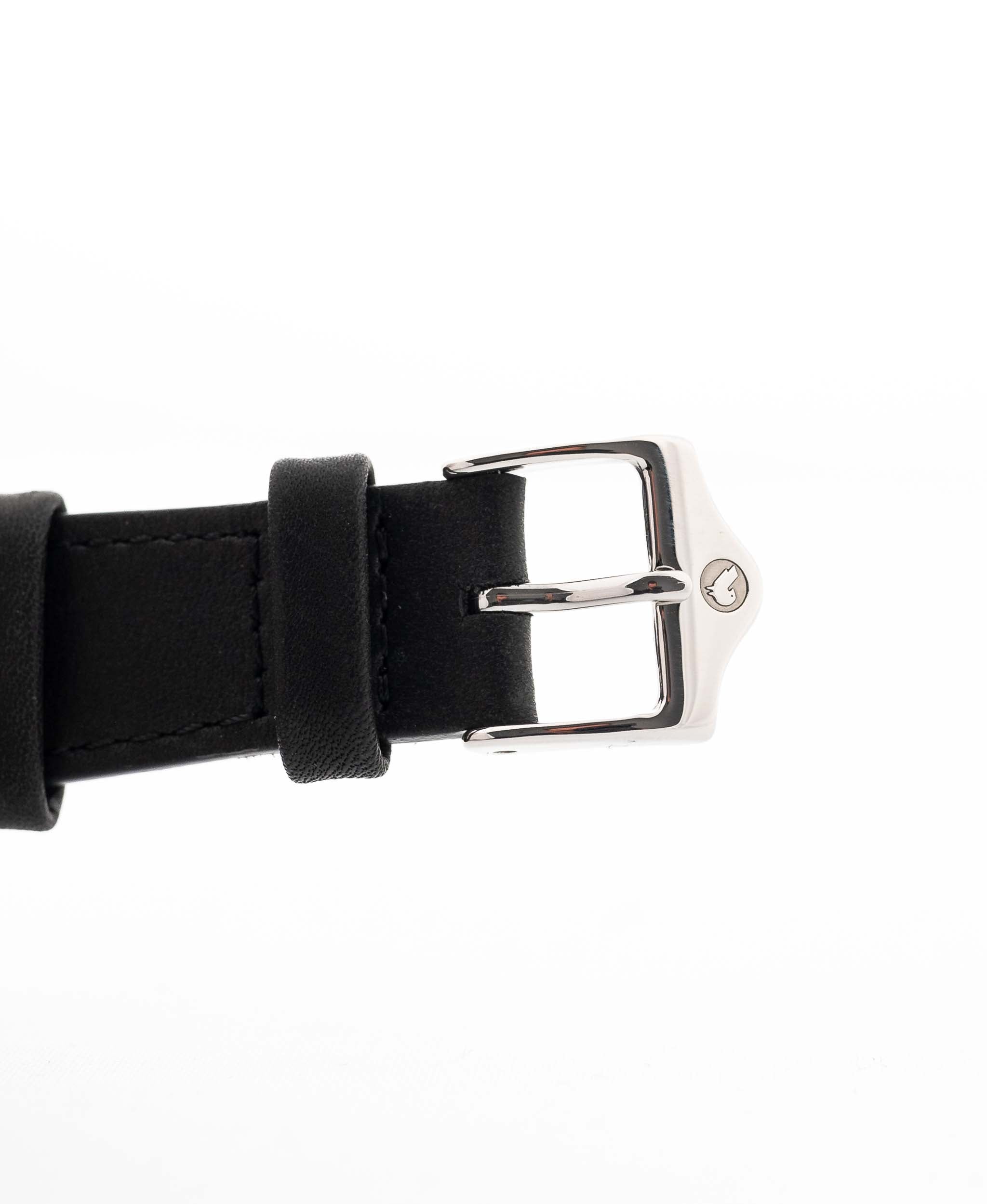 Nahaufnahme einer Piaget Protocole 9151 Lapizlazuli 18k Hobnail aus den 1970er Jahren. 23mm Gehäuse aus 18k Weißgold mit Handaufzugswerk und Original Lapislazuli-Zifferblatt mit Lederarmband.