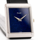 Nahaufnahme einer Piaget Protocole 9151 Lapizlazuli 18k Hobnail aus den 1970er Jahren. 
23mm Gehäuse aus 18k Weißgold mit Handaufzugswerk und Original Lapislazuli-Zifferblatt mit Lederarmband.